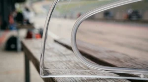 Diagram showing the silicone seal of a Pinlock lens creating an insulating air pocket against the visor. pinlock anti-fog system